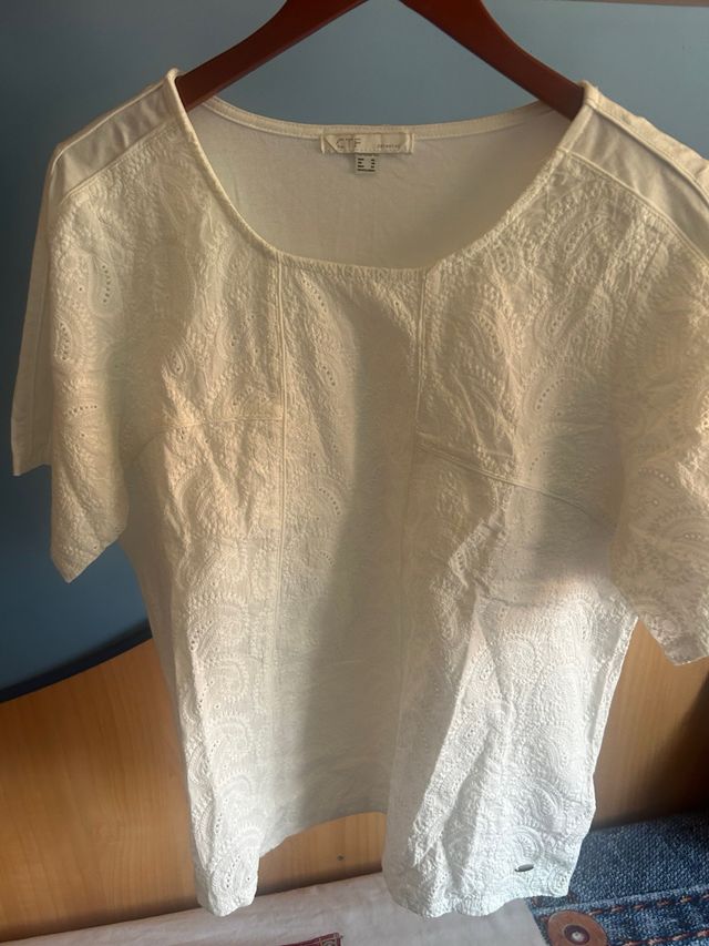 Camiseta blanca bordada, talla L