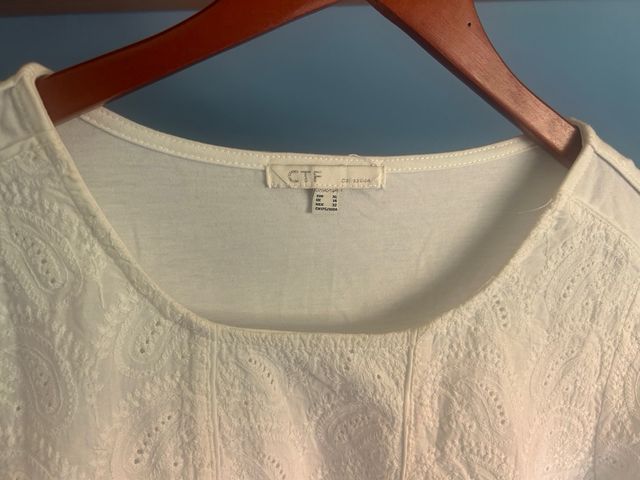 Camiseta blanca bordada, talla L