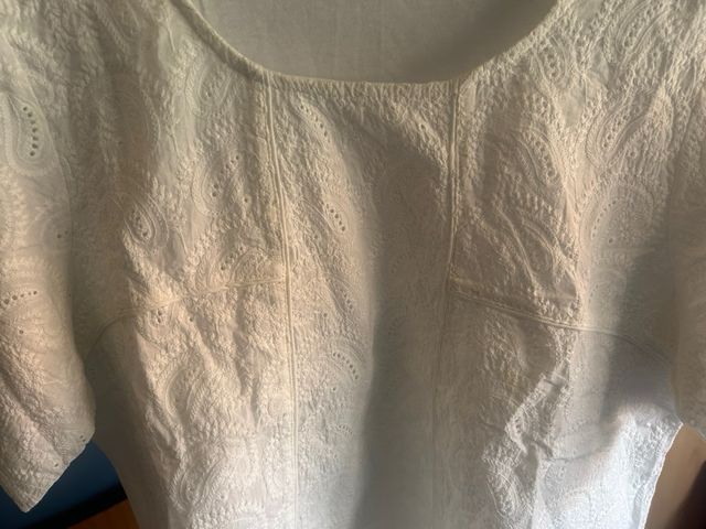 Camiseta blanca bordada, talla L