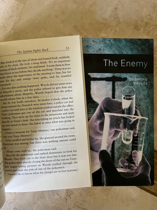 Libros The Enemy y Cry Freedom. Oxford Bookworms