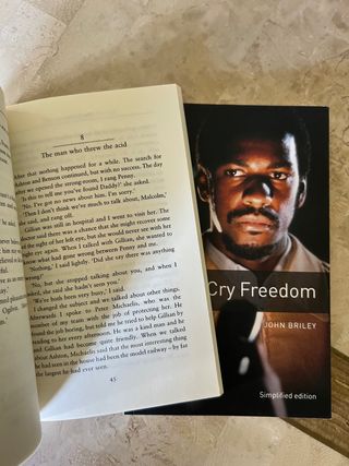 Libros The Enemy y Cry Freedom. Oxford Bookworms