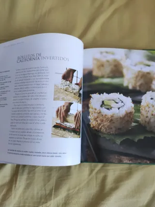 Dos libros de Sushi con recetas japonesas