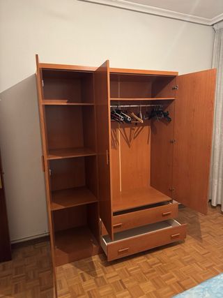 Dormitorio juvenil - Cama , mesitas y armario