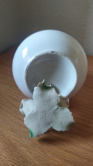 Jarrón decorativo vintage + rosa de porcelana