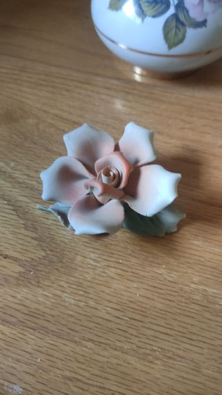 Jarrón decorativo vintage + rosa de porcelana