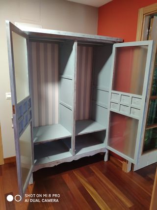 Armario vintage azul y blanco restaurado