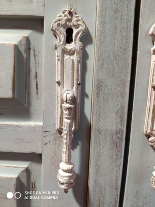 Armario vintage azul y blanco restaurado