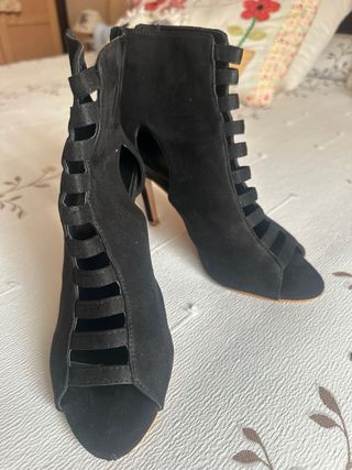 Tacones negros de tacón alto
