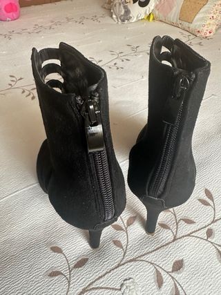 Tacones negros de tacón alto