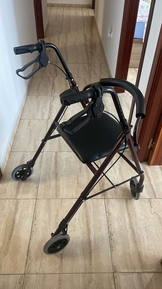 Andador con asiento y frenos