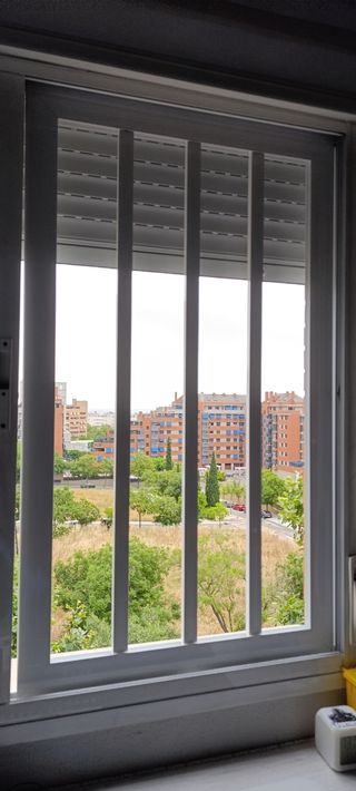 Reja ventana aluminio blanca.