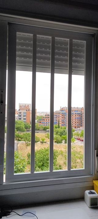Reja ventana aluminio blanca.