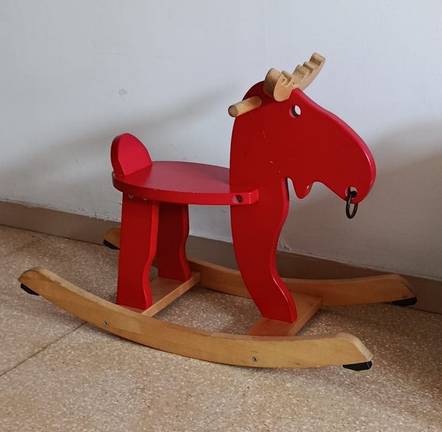 Caballo balancín madera rojo