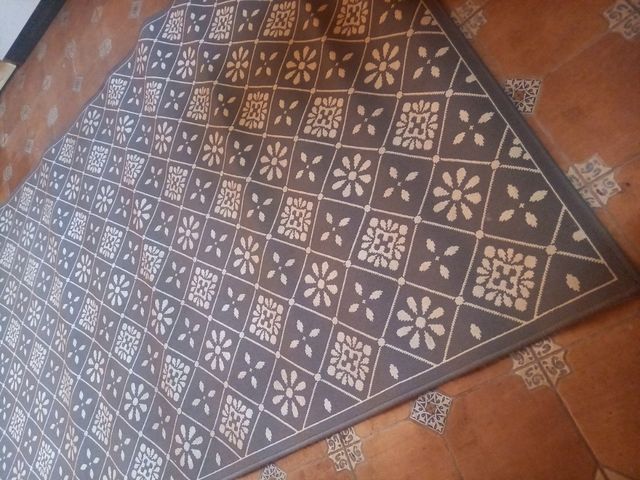 Alfombra grande y nueva . Medidas  228x159cm.