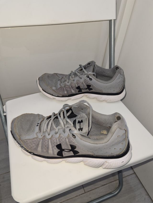 Zapatillas Under Armour Grises y Negras
