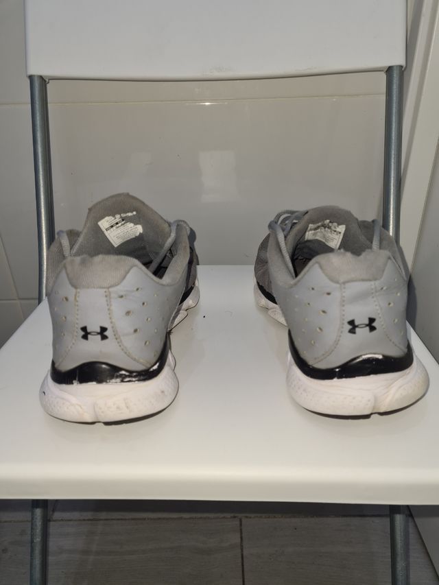 Zapatillas Under Armour Grises y Negras