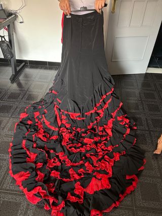 Bata de cola negra y roja