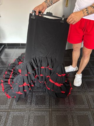 Bata de cola negra y roja