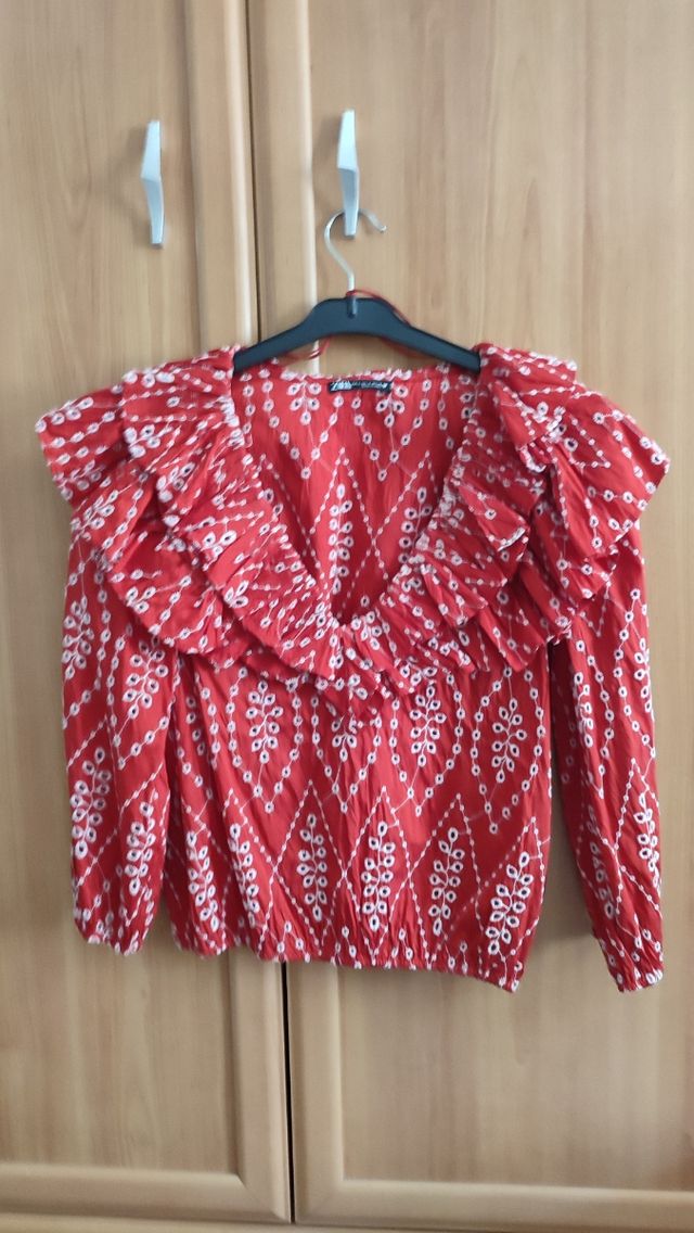 Blusa roja bordada de ZARA