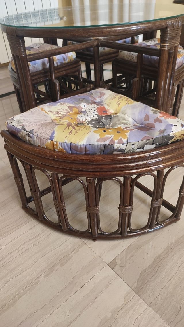 MESA BAJA CON CRISTAL 4 TABURETES