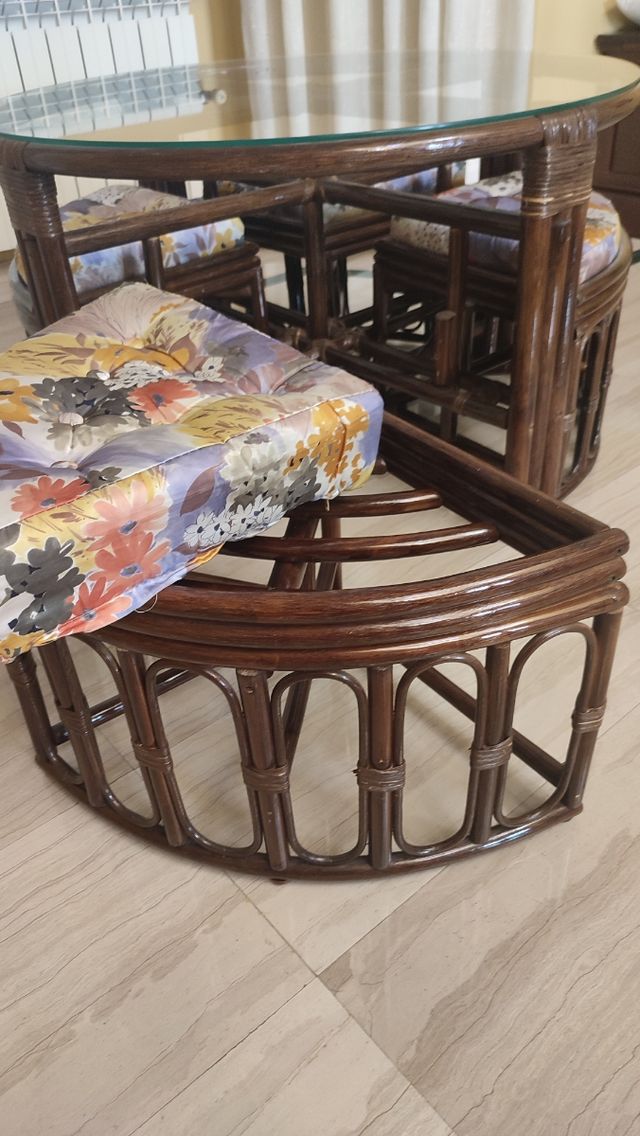 MESA BAJA CON CRISTAL 4 TABURETES