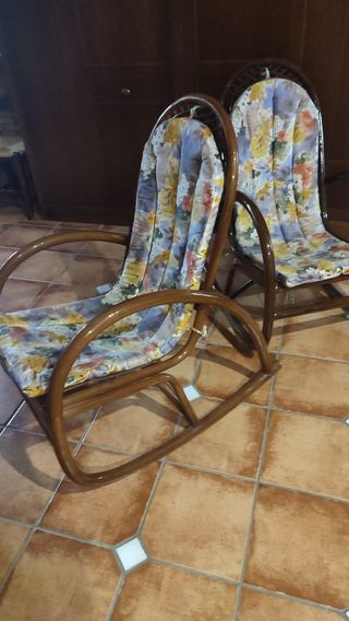Conjunto de mesa baja 4 taburetes y 2  balancines
