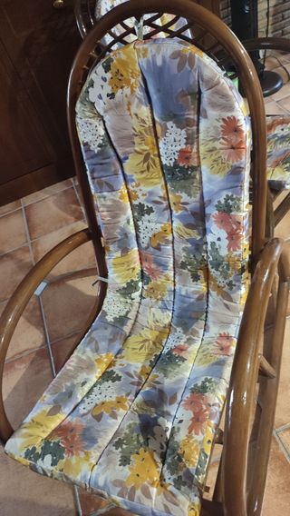 Conjunto de mesa baja 4 taburetes y 2  balancines