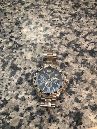 Reloj deportivo plateado