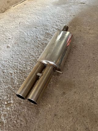 Silencioso escape doble
