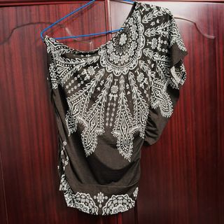 Top asimétrico estampado
