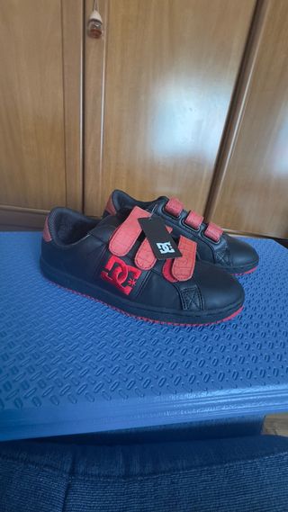 Zapatillas DC negras y rojas #40