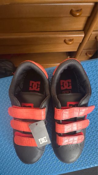 Zapatillas DC negras y rojas #40