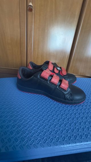Zapatillas DC negras y rojas #40