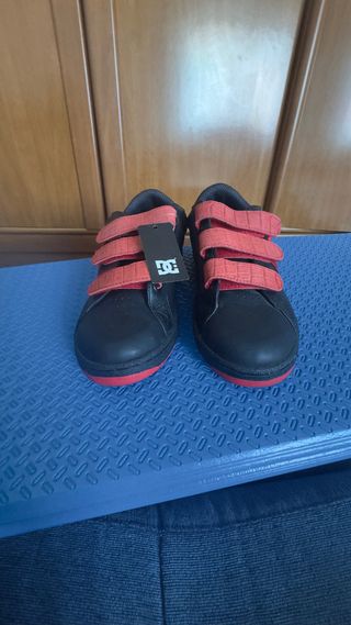 Zapatillas DC negras y rojas #40