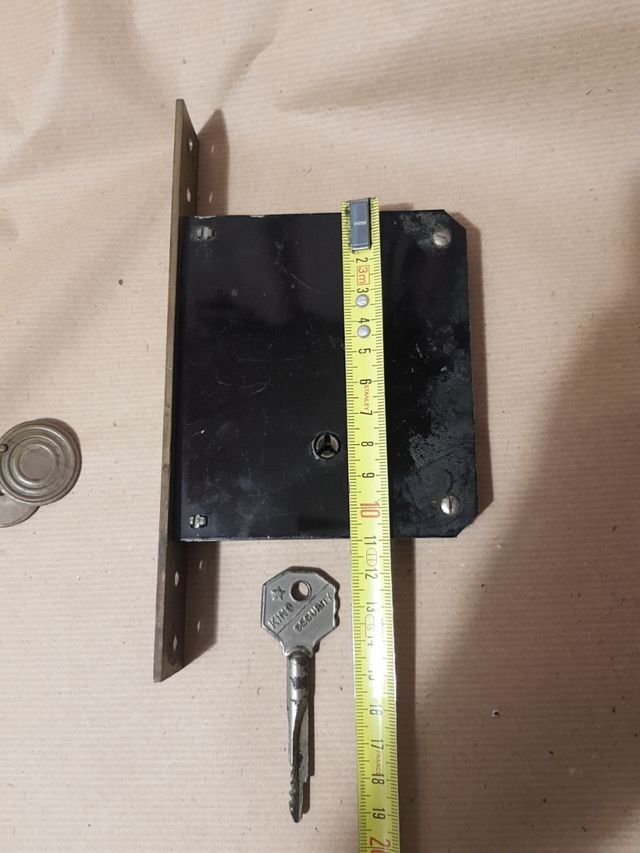 Serratura Fiam da incasso con chiave a spillo.