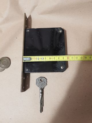 Serratura Fiam da incasso con chiave a spillo.