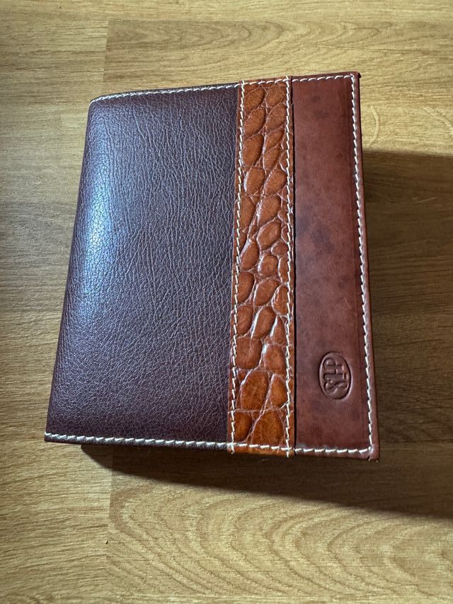 3 carteiras + caderno em pele + outras que eu vendo 14€