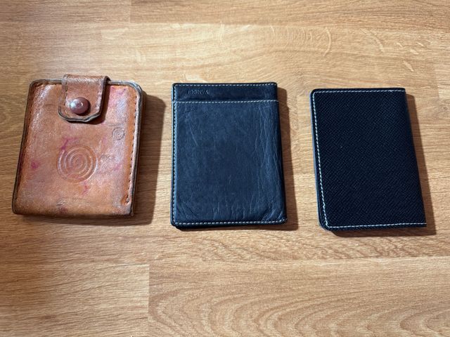 3 carteiras + caderno em pele + outras que eu vendo 14€