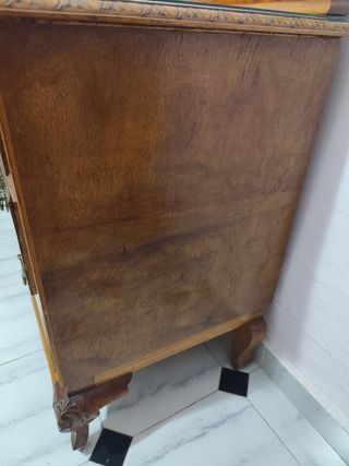 Cómoda antigua de madera con espejo