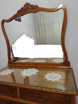 Cómoda antigua de madera con espejo