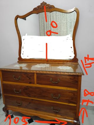 Cómoda antigua de madera con espejo