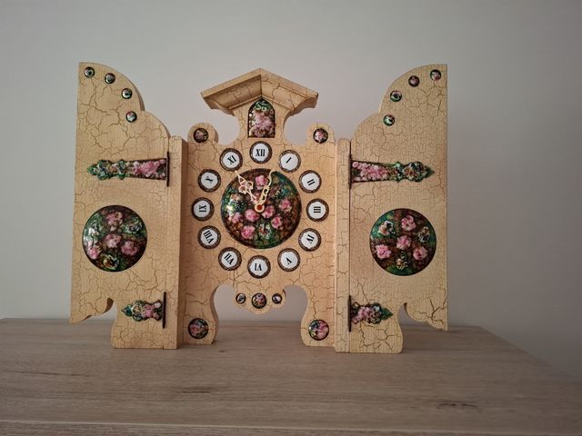 Esclusivo orologio in legno con design antico