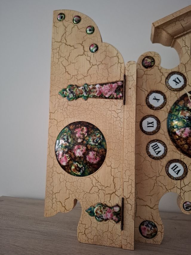 Esclusivo orologio in legno con design antico