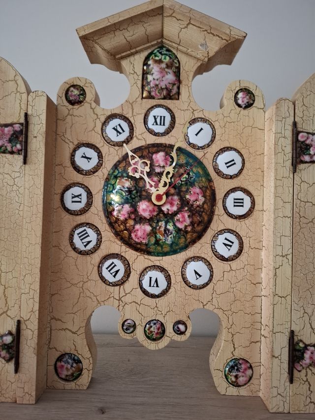 Esclusivo orologio in legno con design antico