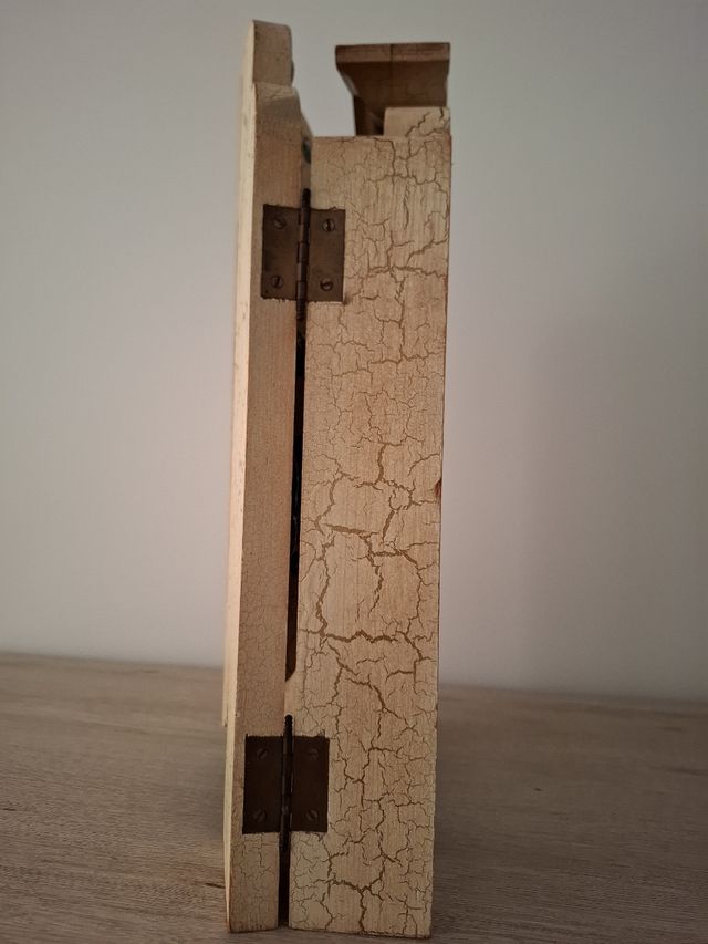 Esclusivo orologio in legno con design antico