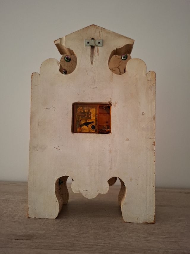 Esclusivo orologio in legno con design antico