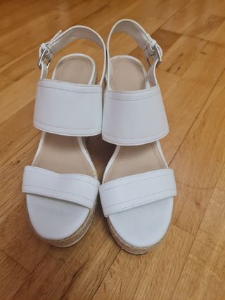 Sandalias cuña Pull & Bear blancas