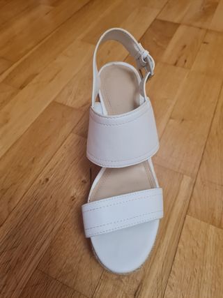 Sandalias cuña Pull & Bear blancas