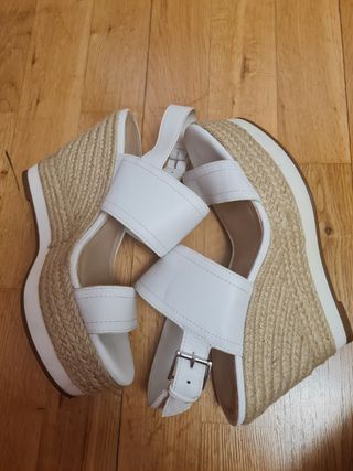 Sandalias cuña Pull & Bear blancas