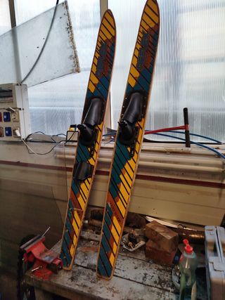 Esquís acuáticos antiguos de madera